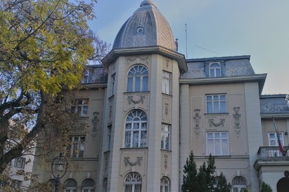 Обявление за провеждането на търг за продажба на кола на посолството